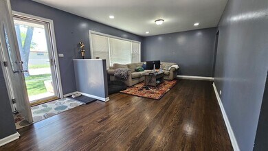 25 N Mount Prospect Rd in Des Plaines, IL - Building Photo - Building Photo
