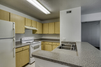 Mariner's Cove Apartments in Tampa, FL - Building Photo - Interior Photo