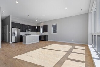 2532 W Addison St in Chicago, IL - Building Photo - Building Photo