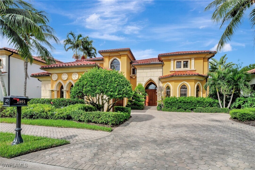 2891 Tiburon Blvd E in Naples, FL - Foto de edificio