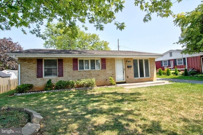 property at 285 Pinoak Dr