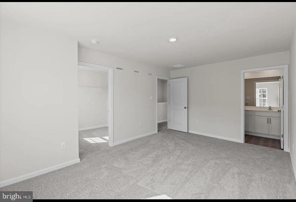 31 Whaler Dr in Runnemede, NJ - Building Photo