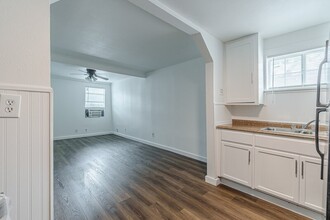 2407 S New Braunfels Ave in San Antonio, TX - Foto de edificio - Building Photo