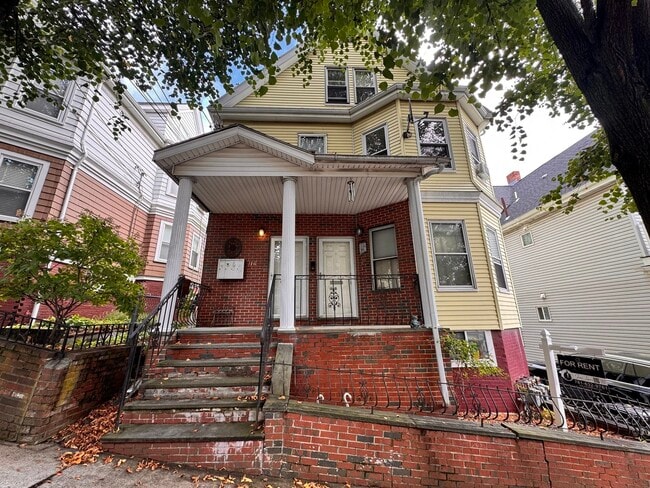 11 Columbus Ave, Unit Garden in Somerville, MA - Foto de edificio - Building Photo