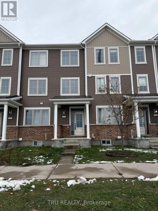 1694 Maple Grove Rd in Ottawa, ON - Building Photo