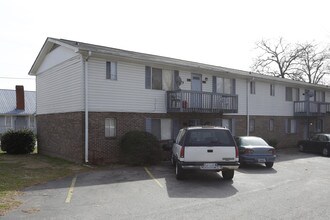 San Souci Apartments in Greenville, SC - Building Photo - Building Photo