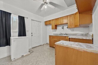 2212 Roosevelt St, Unit 1 in Hollywood, FL - Foto de edificio - Building Photo