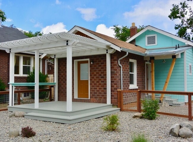 227/227.5-2275 Moran St