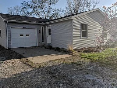 203 School St in Royal, IL - Building Photo