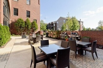 Ovaltine Court in Villa Park, IL - Building Photo - Building Photo