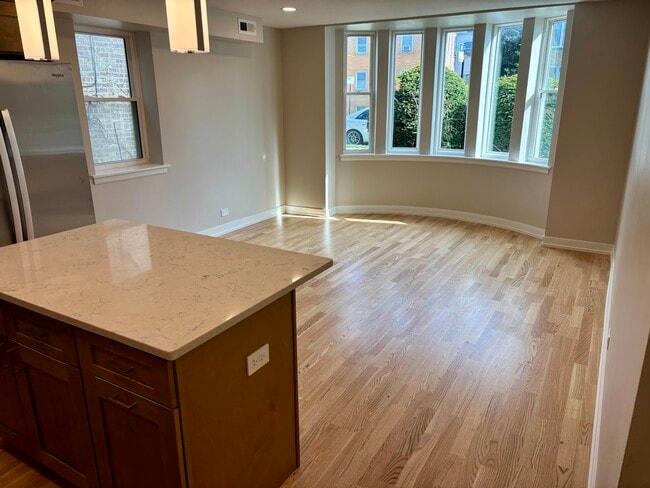 6648 W Devon Ave in Chicago, IL - Building Photo - Building Photo
