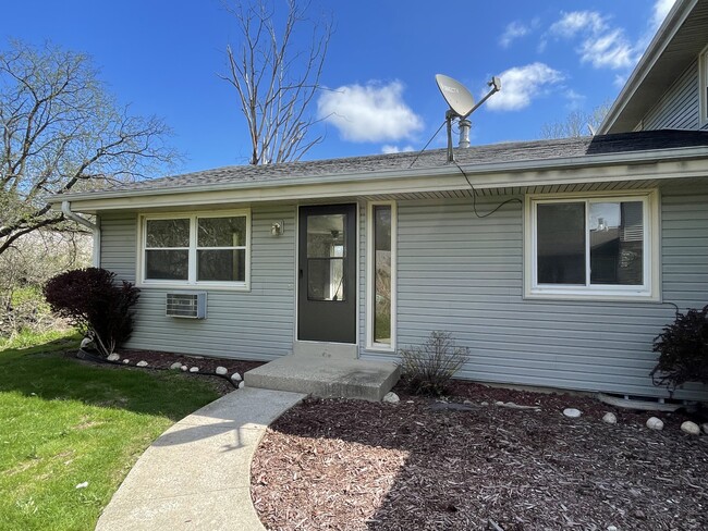 2008 MacArthur Rd in Waukesha, WI - Building Photo - Building Photo