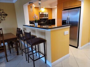 401 Golden Isles Dr in Hallandale Beach, FL - Building Photo - Building Photo