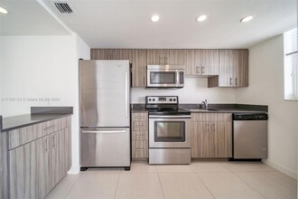 910 West Ave, Unit 1018 in Miami Beach, FL - Building Photo - Building Photo