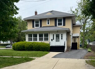 527 Peyton St, Unit First Floor Unit # 1 in Geneva, IL - Foto de edificio - Building Photo