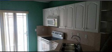 11017 W Okeechobee Rd, Unit 201 in Hialeah Gardens, FL - Building Photo - Building Photo