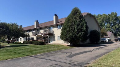 Cottonwood Creek Apartments in Menasha, WI - Building Photo - Building Photo