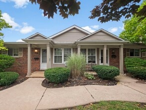 Plymouth Gardens Apartments in Plymouth, MI - Foto de edificio - Building Photo