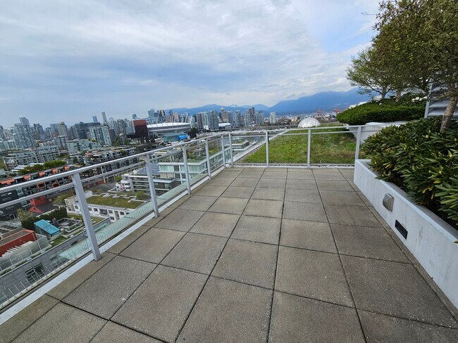 1708 Ontario St in Vancouver, BC - Building Photo - Building Photo