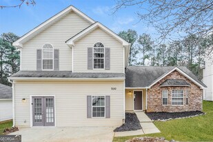 7030 Mahogany Dr in Fairburn, GA - Building Photo