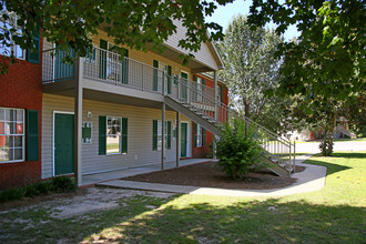 College Park Apartments in Albany, GA - Foto de edificio - Building Photo