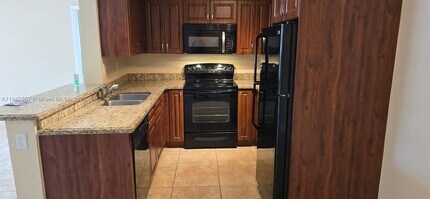 9491 Palm Cir S in Pembroke Pines, FL - Foto de edificio - Building Photo