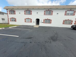 401 NW 43rd St in Oakland Park, FL - Building Photo - Interior Photo