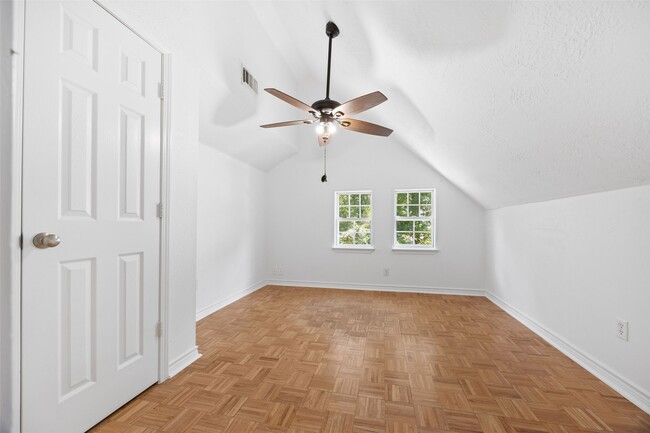 property at 12 Dewthread Ct