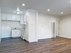 7228 Haskell Ave in Van Nuys, CA - Foto de edificio - Building Photo