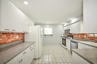 8418 W Crain St in Niles, IL - Building Photo - Building Photo