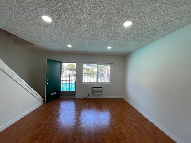property at 915 E Palmer Ave