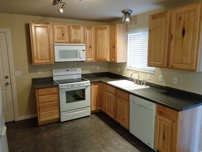 6075 S 6105 W in Kearns, UT - Foto de edificio - Building Photo