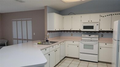 564 W Central Ave in Orange City, FL - Foto de edificio - Building Photo