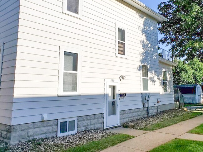 223 E Rose St, Unit East Rose Street Unit 2 in Owatonna, MN - Building Photo - Building Photo