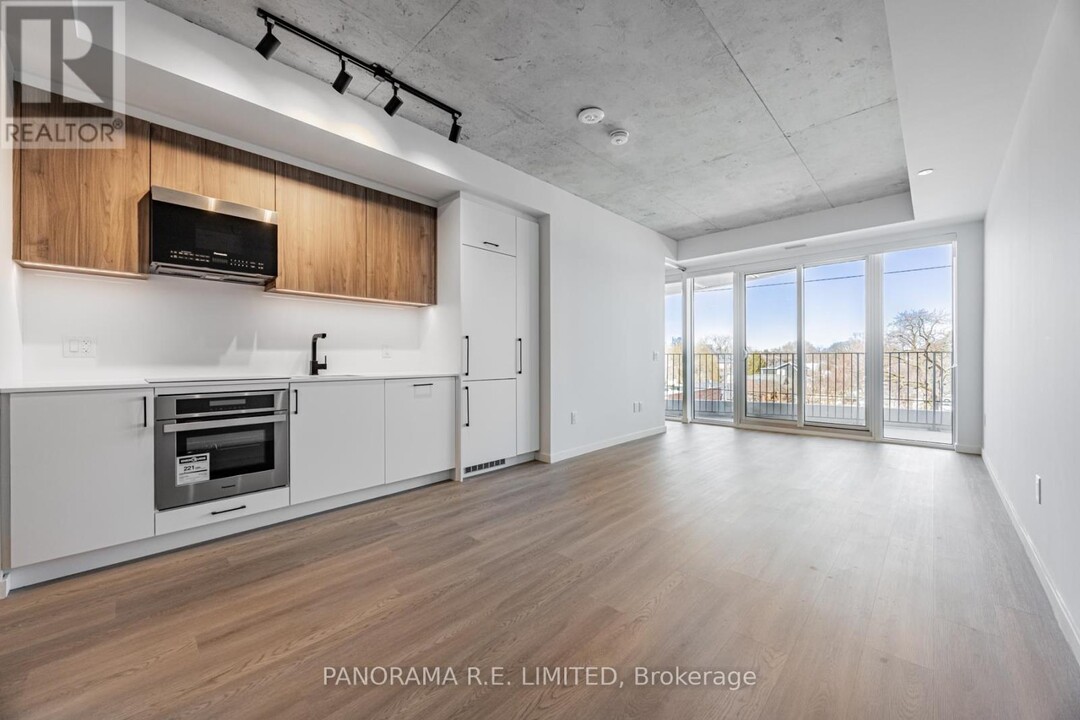 689-689 The Queensway in Toronto, ON - Building Photo