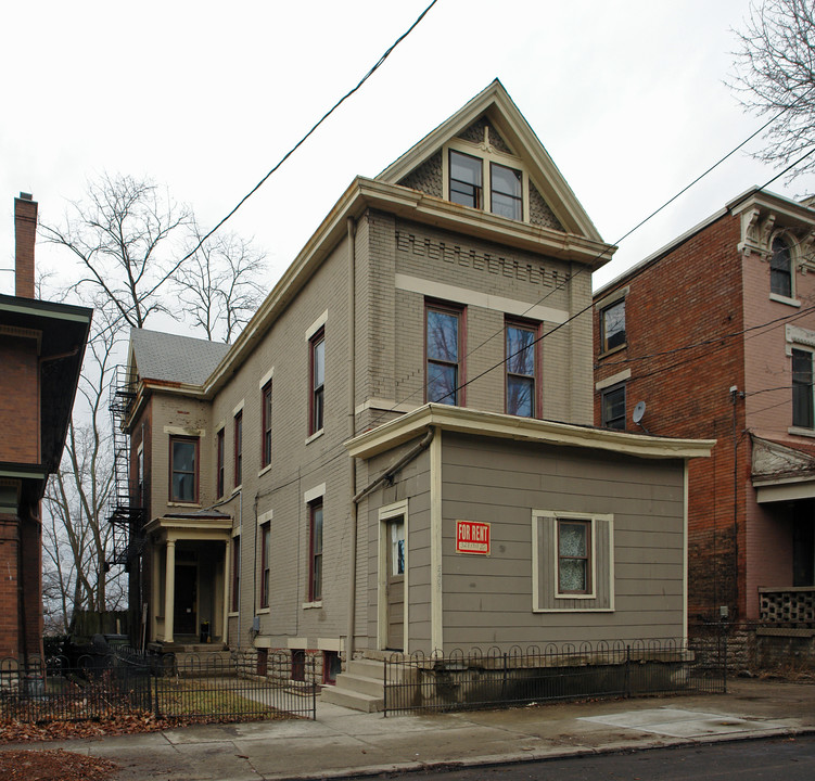 2407 W McMicken Ave in Cincinnati, OH - Foto de edificio