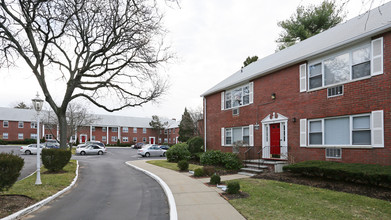 Soundview Gardens in Port Washington, NY - Building Photo - Building Photo