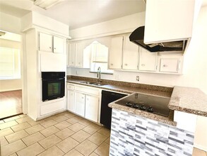 7711 Lacy Hill Dr in Houston, TX - Building Photo - Building Photo