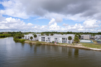 12th & Beach Apartments in Daytona Beach, FL - Foto de edificio - Building Photo