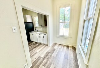 1121 Essex St in San Antonio, TX - Building Photo - Building Photo