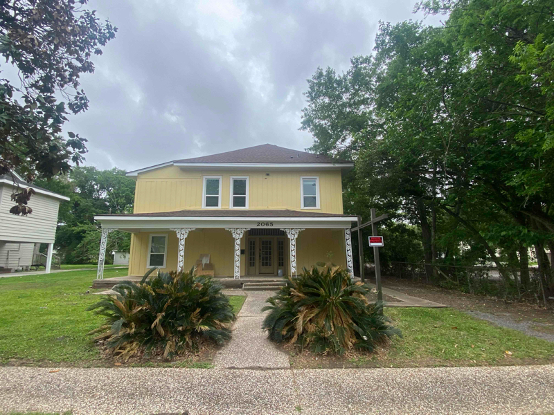 2065 Broadway in Beaumont, TX - Building Photo