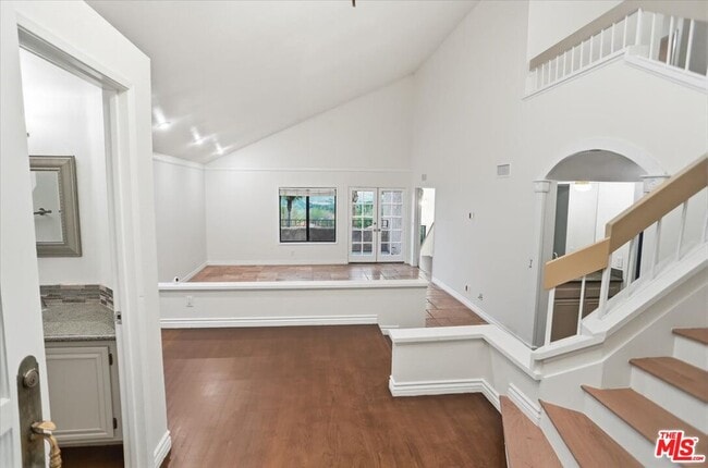 24124 Mentry Dr in Santa Clarita, CA - Building Photo - Building Photo