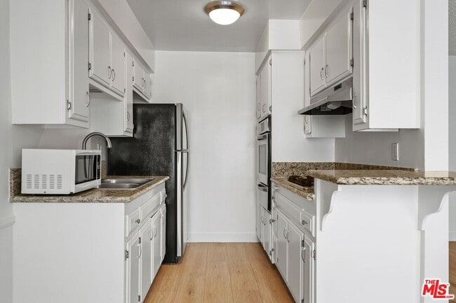 11933 Darlington Ave in Los Angeles, CA - Building Photo - Building Photo