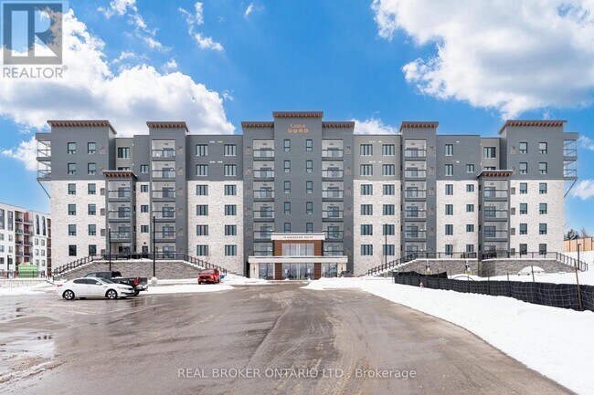 15 Kneeshaw Dr in Barrie, ON - Building Photo - Building Photo