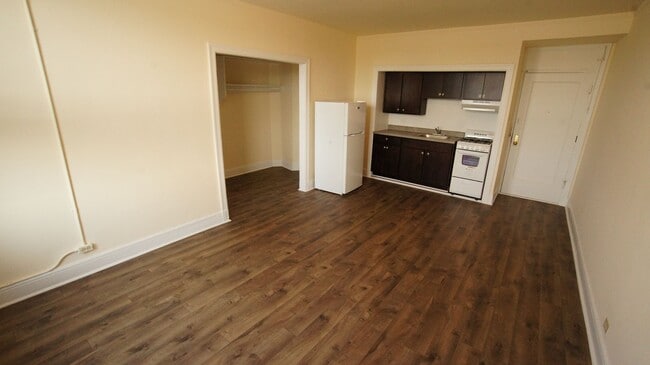 2770 N Milwaukee Ave, Unit 320 in Chicago, IL - Building Photo - Building Photo