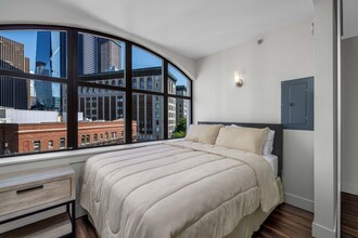 Quintessa Apartments in Seattle, WA - Building Photo - Building Photo