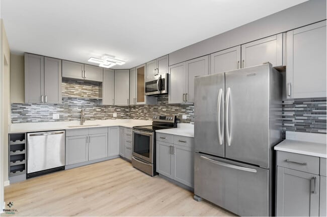 1017 Sussex Dr in Northbrook, IL - Building Photo - Building Photo
