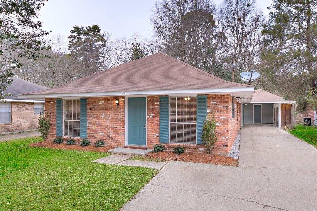 8567 Barnett Dr in Baton Rouge, LA - Building Photo