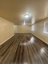 829 E 84th St in Los Angeles, CA - Foto de edificio - Building Photo