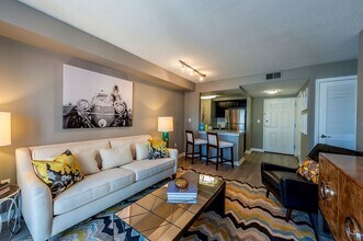 Cumberland on Church Apartments in Nashville, TN - Foto de edificio - Building Photo